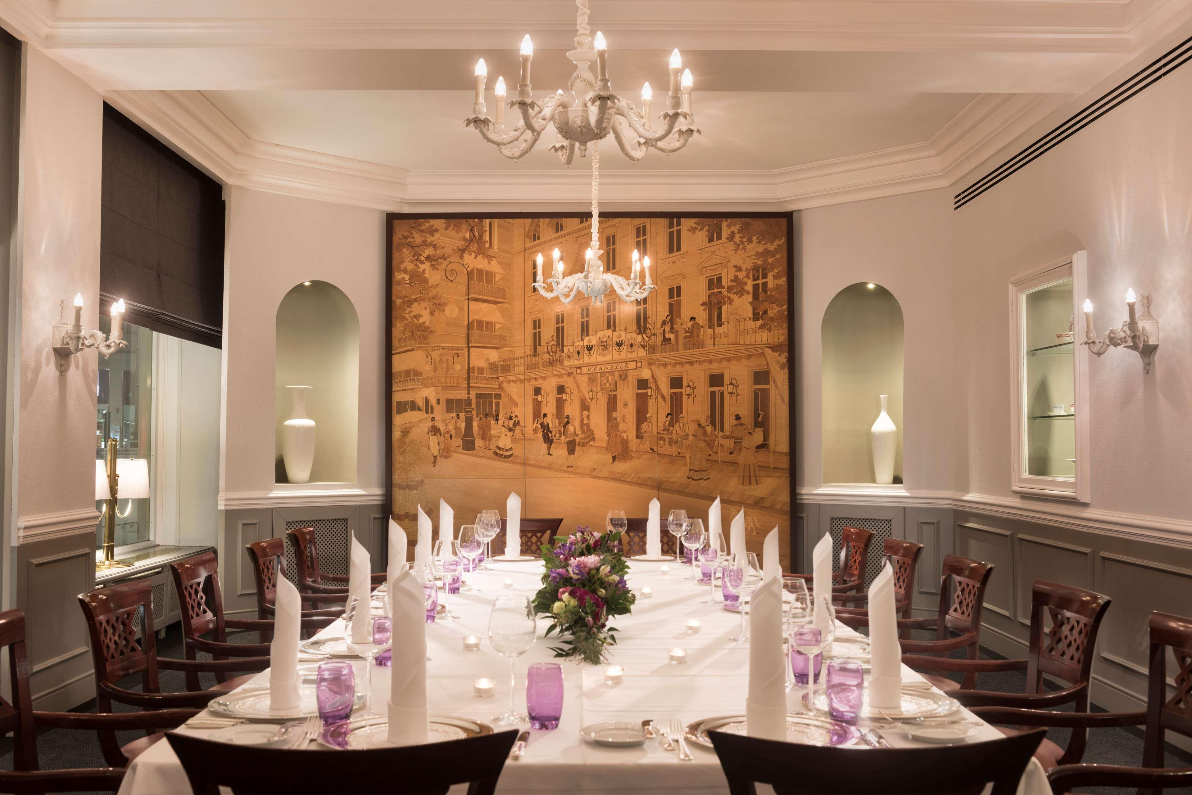호텔 브리스톨 베를린 외부 사진 The restaurant's interior