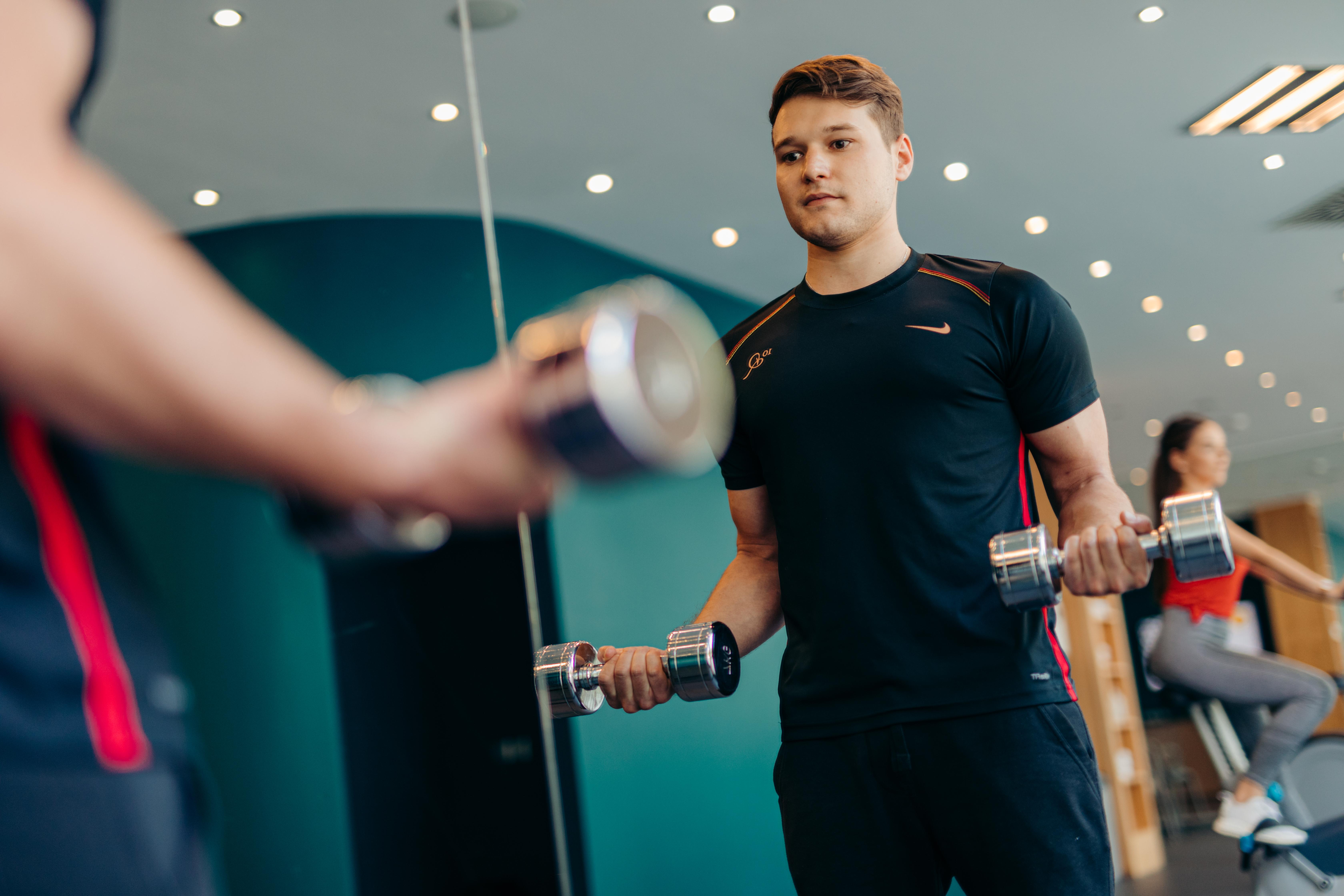 호텔 브리스톨 베를린 외부 사진 Personal trainer working with a client