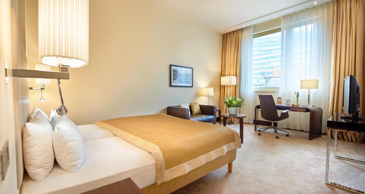 호텔 브리스톨 베를린 외부 사진 A room at the Hotel de France