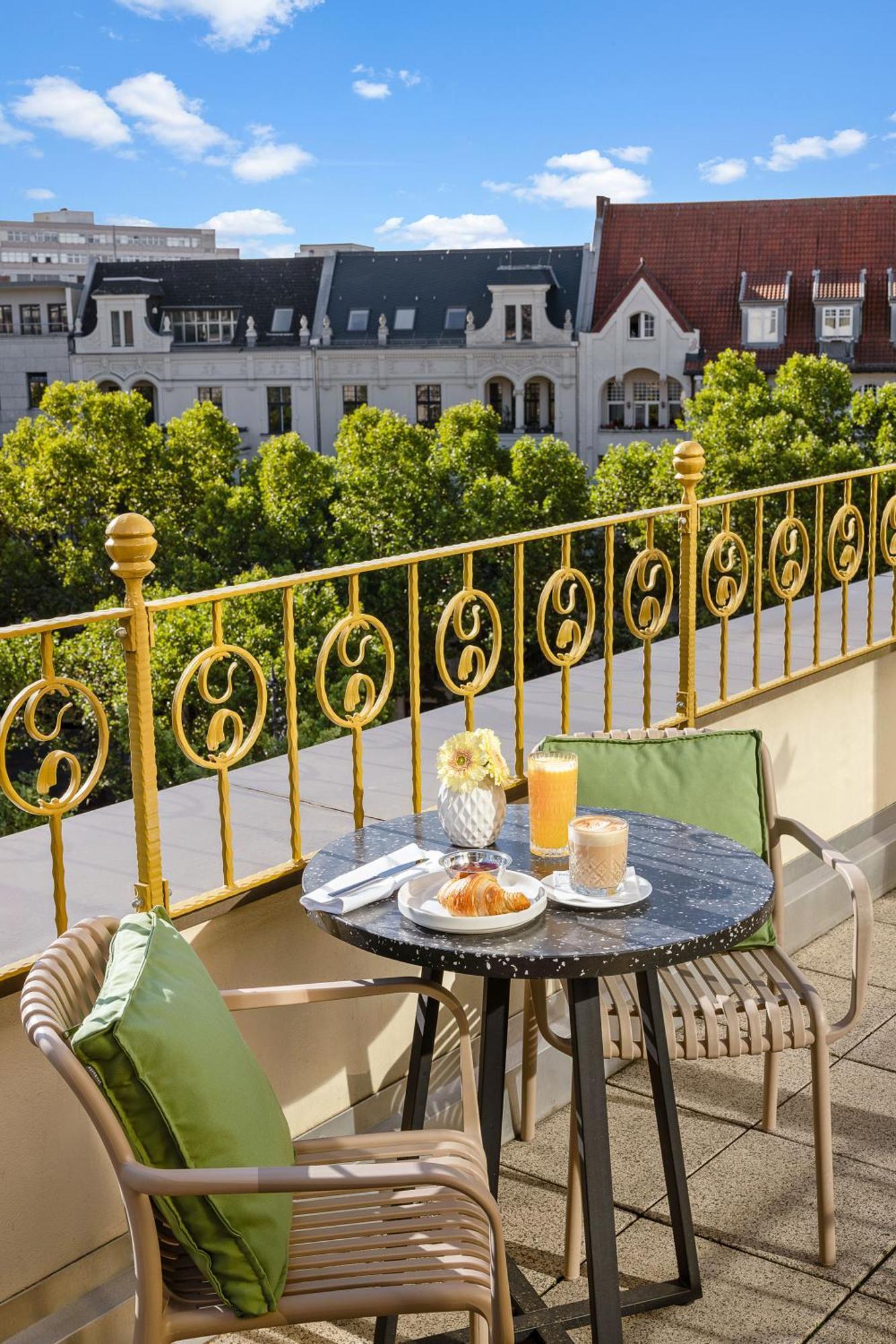 호텔 브리스톨 베를린 외부 사진 A balcony at the hotel