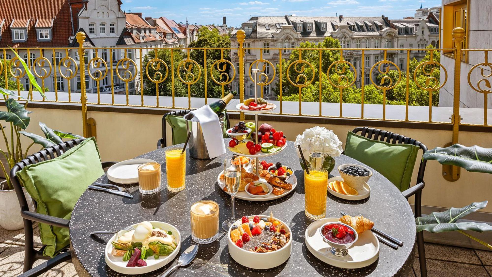 호텔 브리스톨 베를린 외부 사진 Breakfast at the Hotel